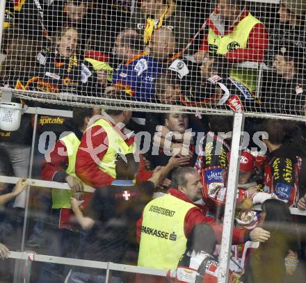 EBEL. Eishockey Bundesliga. KAC gegen EV Vienna Capitals.   Ordner und randalierende Capitals Fans. Klagenfurt, am 16.10.2009.
Foto: Kuess 

---
pressefotos, pressefotografie, kuess, qs, qspictures, sport, bild, bilder, bilddatenbank