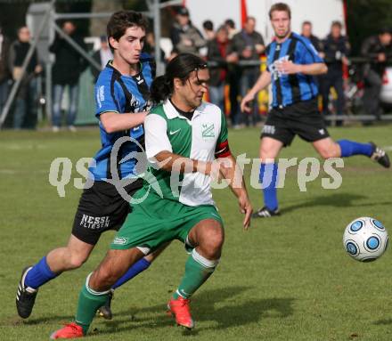 Fussball. Unterliga West. SC Landskron gegen SG Drautal. Gilgenreiner Thomas  (Landskron), Steiner Bernhard  (Drautal). Landskron, 17.10.2009. 
Foto: Kuess

---
pressefotos, pressefotografie, kuess, qs, qspictures, sport, bild, bilder, bilddatenbank