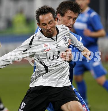 Fussball. Tipp3-Bundesliga. SK Austria Kaernten gegen Magna Wiener Neustadt. Matthias Dollinger, (Austria Kaernten), Mario Reiter (Wiener Neustadt). Klagenfurt, 17.10.2009. 
Foto: Kuess

---
pressefotos, pressefotografie, kuess, qs, qspictures, sport, bild, bilder, bilddatenbank