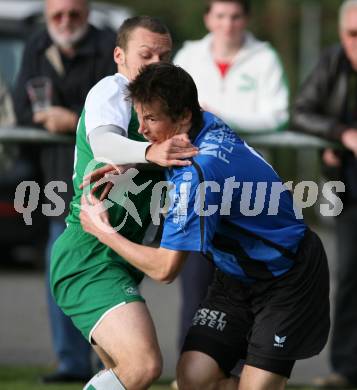 Fussball. Unterliga West. SC Landskron gegen SG Drautal. Erlacher Michael  (Landskron), Sturm Bernhard (Drautal). Landskron, 17.10.2009. 
Foto: Kuess

---
pressefotos, pressefotografie, kuess, qs, qspictures, sport, bild, bilder, bilddatenbank