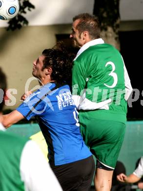 Fussball. Unterliga West. SC Landskron gegen SG Drautal. Hohenberger Peter (Landskron), Mikl Markus (Drautal). Landskron, 17.10.2009. 
Foto: Kuess

---
pressefotos, pressefotografie, kuess, qs, qspictures, sport, bild, bilder, bilddatenbank