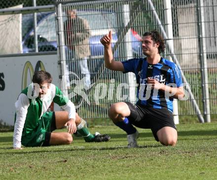 Fussball. Unterliga West. SC Landskron gegen SG Drautal. Morokutti Dominik (Landskron), Mikl Markus (Drautal). Landskron, 17.10.2009. 
Foto: Kuess

---
pressefotos, pressefotografie, kuess, qs, qspictures, sport, bild, bilder, bilddatenbank