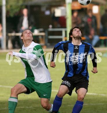 Fussball. Unterliga West. SC Landskron gegen SG Drautal. Debriacher Dominik (Landskron), Stenkoski Goce (Drautal). Landskron, 17.10.2009. 
Foto: Kuess

---
pressefotos, pressefotografie, kuess, qs, qspictures, sport, bild, bilder, bilddatenbank