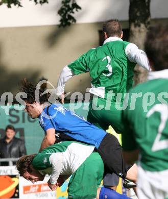 Fussball. Unterliga West. SC Landskron gegen SG Drautal. Hohenberger Peter, Gasser Jerome  (Landskron), Mikl Markus (Drautal). Landskron, 17.10.2009. 
Foto: Kuess

---
pressefotos, pressefotografie, kuess, qs, qspictures, sport, bild, bilder, bilddatenbank