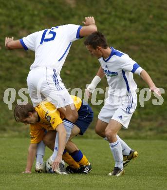 Fussball Kaerntner Liga. SK Maria Saal gegen FC St. Michael/Lav. Sebastian Holzer, Josef Hudelist (Maria Saal), Stephan Stueckler (St. Michael). Maria Saal am 17.10.2009.
Foto: Kuess
---
pressefotos, pressefotografie, kuess, qs, qspictures, sport, bild, bilder, bilddatenbank