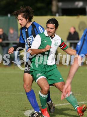 Fussball. Unterliga West. SC Landskron gegen SG Drautal. Gilgenreiner Thomas  (Landskron), Koslitsch Benjamin (Drautal). Landskron, 17.10.2009. 
Foto: Kuess

---
pressefotos, pressefotografie, kuess, qs, qspictures, sport, bild, bilder, bilddatenbank