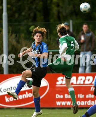 Fussball. Unterliga West. SC Landskron gegen SG Drautal. Gasser Jerome  (Landskron), Mikl Markus (Drautal). Landskron, 17.10.2009. 
Foto: Kuess

---
pressefotos, pressefotografie, kuess, qs, qspictures, sport, bild, bilder, bilddatenbank