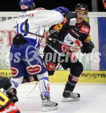 EBEL. Eishockey Bundesliga. EC Pasut VSV gegen Vienna Capitals.  Stefan Bacher, (VSV), Christoph Draschkowitz (Caps). Villach, am 18.10.2009.
Foto: Kuess 


---
pressefotos, pressefotografie, kuess, qs, qspictures, sport, bild, bilder, bilddatenbank