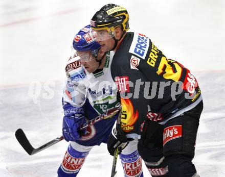 EBEL. Eishockey Bundesliga. EC Pasut VSV gegen Vienna Capitals.  Mikael Wahlberg, (VSV),  Benoit Gratton (Caps). Villach, am 18.10.2009.
Foto: Kuess 


---
pressefotos, pressefotografie, kuess, qs, qspictures, sport, bild, bilder, bilddatenbank