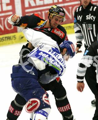 EBEL. Eishockey Bundesliga. EC Pasut VSV gegen Vienna Capitals.  Rauferei, Schlaegerei. Jonathan Ferland, (VSV), Philippe Lakos (Caps). Villach, am 18.10.2009.
Foto: Kuess 


---
pressefotos, pressefotografie, kuess, qs, qspictures, sport, bild, bilder, bilddatenbank
