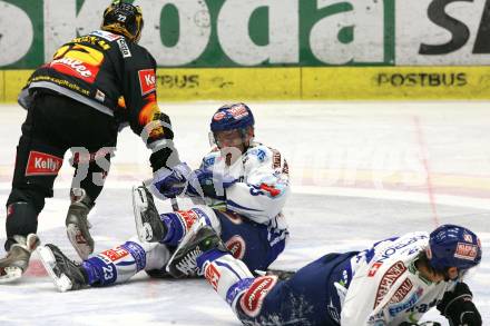 EBEL. Eishockey Bundesliga. EC Pasut VSV gegen Vienna Capitals.  Mikael Wahlberg, Jonathan Ferland, (VSV), Marcel Rodman (Caps). Villach, am 18.10.2009.
Foto: Kuess 


---
pressefotos, pressefotografie, kuess, qs, qspictures, sport, bild, bilder, bilddatenbank