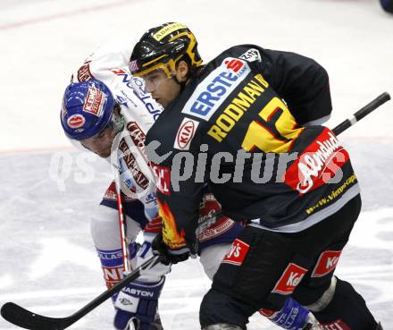 EBEL. Eishockey Bundesliga. EC Pasut VSV gegen Vienna Capitals.  Nikolas Petrik, (VSV), David Rodman (Caps). Villach, am 18.10.2009.
Foto: Kuess 


---
pressefotos, pressefotografie, kuess, qs, qspictures, sport, bild, bilder, bilddatenbank