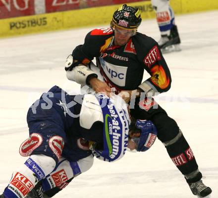 EBEL. Eishockey Bundesliga. EC Pasut VSV gegen Vienna Capitals.  Rauferei, Schlaegerei. Jonathan Ferland, (VSV), Philippe Lakos (Caps). Villach, am 18.10.2009.
Foto: Kuess 


---
pressefotos, pressefotografie, kuess, qs, qspictures, sport, bild, bilder, bilddatenbank