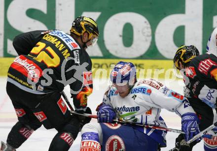 EBEL. Eishockey Bundesliga. EC Pasut VSV gegen Vienna Capitals.  Mikael Wahlberg, (VSV), Marcel Rodman (Caps). Villach, am 18.10.2009.
Foto: Kuess 


---
pressefotos, pressefotografie, kuess, qs, qspictures, sport, bild, bilder, bilddatenbank