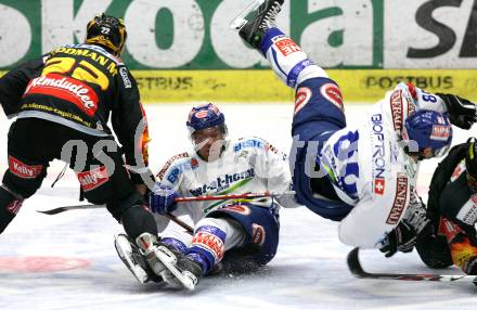 EBEL. Eishockey Bundesliga. EC Pasut VSV gegen Vienna Capitals.  Mikael Wahlberg,  Jonathan Ferland, (VSV), Marcel Rodman (Caps). Villach, am 18.10.2009.
Foto: Kuess 


---
pressefotos, pressefotografie, kuess, qs, qspictures, sport, bild, bilder, bilddatenbank