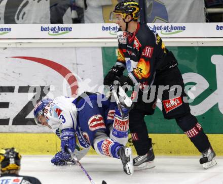 EBEL. Eishockey Bundesliga. EC Pasut VSV gegen Vienna Capitals.  Mikael Wahlberg, (VSV),  Lukas Draschkowitz (Caps). Villach, am 18.10.2009.
Foto: Kuess 


---
pressefotos, pressefotografie, kuess, qs, qspictures, sport, bild, bilder, bilddatenbank