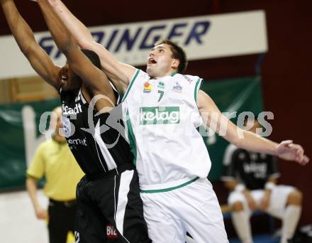 Basketball Bundesliga. Woerthersee Piraten gegen Guessing Knights. Bernhard Weber (Piraten), Marcus Heard (Guessing). Klagenfurt, am 18.10.2009.
Foto: Kuess

---
pressefotos, pressefotografie, kuess, qs, qspictures, sport, bild, bilder, bilddatenbank