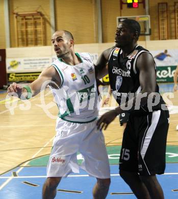 Basketball Bundesliga. Woerthersee Piraten gegen Guessing Knights. Joachim Buggelsheim (Piraten), Jean Francois (Guessing). Klagenfurt, am 18.10.2009.
Foto: Kuess

---
pressefotos, pressefotografie, kuess, qs, qspictures, sport, bild, bilder, bilddatenbank