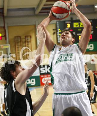 Basketball Bundesliga. Woerthersee Piraten gegen Guessing Knights. Bernhard Weber (Piraten), Wolfgang Traeger (Guessing). Klagenfurt, am 18.10.2009.
Foto: Kuess

---
pressefotos, pressefotografie, kuess, qs, qspictures, sport, bild, bilder, bilddatenbank