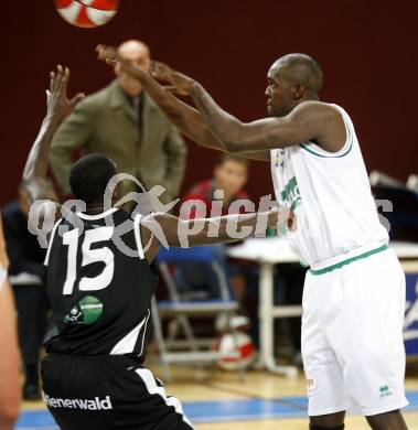 Basketball Bundesliga. Woerthersee Piraten gegen Guessing Knights. Phil McCandies (Piraten), Jean Francois (Guessing). Klagenfurt, am 18.10.2009.
Foto: Kuess

---
pressefotos, pressefotografie, kuess, qs, qspictures, sport, bild, bilder, bilddatenbank