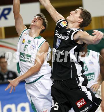 Basketball Bundesliga. Woerthersee Piraten gegen Guessing Knights. Sebastian Schaal (Piraten), Sebastian Koch (Guessing). Klagenfurt, am 18.10.2009.
Foto: Kuess

---
pressefotos, pressefotografie, kuess, qs, qspictures, sport, bild, bilder, bilddatenbank