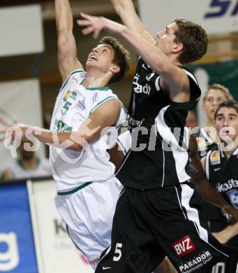 Basketball Bundesliga. Woerthersee Piraten gegen Guessing Knights. , Sebastian Schaal (Piraten), Sebastian Koch (Guessing). Klagenfurt, am 18.10.2009.
Foto: Kuess

---
pressefotos, pressefotografie, kuess, qs, qspictures, sport, bild, bilder, bilddatenbank