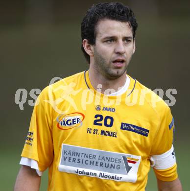 Fussball Kaerntner Liga. SK Maria Saal gegen FC St. Michael/Lav. Guenter Walder (St. Michael). Maria Saal am 17.10.2009.
Foto: Kuess
---
pressefotos, pressefotografie, kuess, qs, qspictures, sport, bild, bilder, bilddatenbank