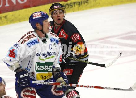 EBEL. Eishockey Bundesliga. EC Pasut VSV gegen Vienna Capitals.  Mike Stewart (VSV),  Benoit Gratton (Caps). Villach, am 18.10.2009.
Foto: Kuess 


---
pressefotos, pressefotografie, kuess, qs, qspictures, sport, bild, bilder, bilddatenbank