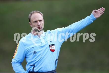 Fussball Kaerntner Liga. SK Maria Saal gegen FC St. Michael/Lav. Schiedsrichter Arno Weichsler. Maria Saal am 17.10.2009.
Foto: Kuess
---
pressefotos, pressefotografie, kuess, qs, qspictures, sport, bild, bilder, bilddatenbank