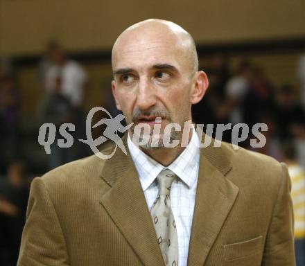 ABL. Basketball Bundesliga. Kelag Woerthersee Piraten gegen Swans Gmunden. Trainer Nenad Videka (Piraten). Klagenfurt, am 10.10.2009.
Foto: Kuess
---
pressefotos, pressefotografie, kuess, qs, qspictures, sport, bild, bilder, bilddatenbank