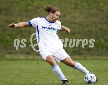 Fussball Kaerntner Liga. SK Maria Saal gegen FC St. Michael/Lav. Hannes Christian Pickl (Maria Saal). Maria Saal am 17.10.2009.
Foto: Kuess
---
pressefotos, pressefotografie, kuess, qs, qspictures, sport, bild, bilder, bilddatenbank