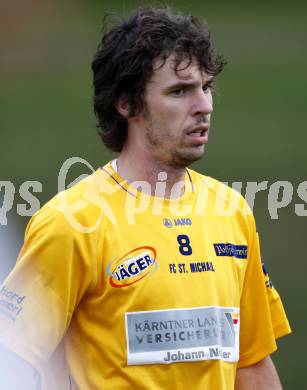 Fussball Kaerntner Liga. SK Maria Saal gegen FC St. Michael/Lav. Uros Plaznik (St. Michael). Maria Saal am 17.10.2009.
Foto: Kuess
---
pressefotos, pressefotografie, kuess, qs, qspictures, sport, bild, bilder, bilddatenbank