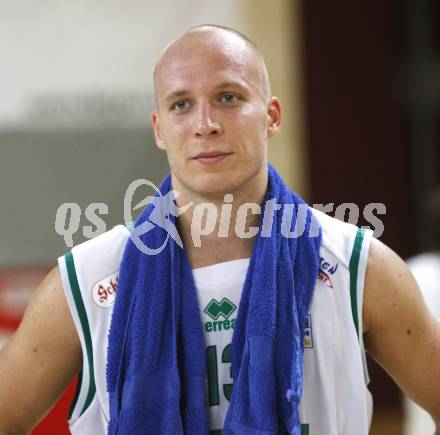 ABL. Basketball Bundesliga. Kelag Woerthersee Piraten gegen Swans Gmunden. Davor Sattler (Piraten). Klagenfurt, am 10.10.2009.
Foto: Kuess
---
pressefotos, pressefotografie, kuess, qs, qspictures, sport, bild, bilder, bilddatenbank