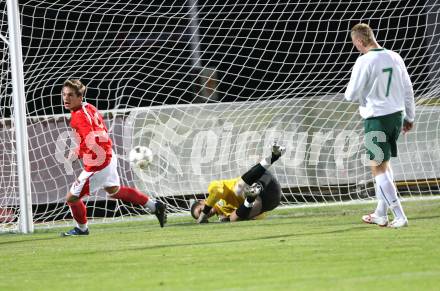 Fussball Laenderspiel Oesterreich gegen Slowenien U16. Nikola Dovedan (AUT), Aljaz Cotman, Zan Benedicic (SLO). Villach, am 21.10.2009.
Foto: Kuess
---
pressefotos, pressefotografie, kuess, qs, qspictures, sport, bild, bilder, bilddatenbank