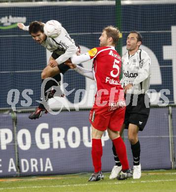 Fussball. Tipp3-Bundesliga. SK Austria Kelag Kaernten gegen SV Superfund Kapfenberg. Fernando Troyansky, Christian Prawda,  (Austria Kaernten) Milan Fukal (Kapfenberg). Klagenfurt, 24.10.2009.
Foto: Kuess  

---
pressefotos, pressefotografie, kuess, qs, qspictures, sport, bild, bilder, bilddatenbank