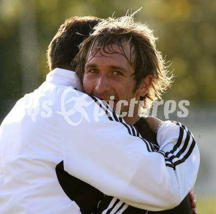 Fussball. Kaerntner Liga. VSV gegen Rapid Lienz A. Torjubel Kropiunik Marjan, Warscher Gerd (Rapid Lienz A). Villach, 24.10.2009.
Foto: Kuess
---
pressefotos, pressefotografie, kuess, qs, qspictures, sport, bild, bilder, bilddatenbank