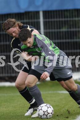 Fussball Kaerntner Liga. FC Welzenegg gegen SVG Bleiburg. Marco Huainigg (Welzenegg), Thomas Hoeller (Bleiburg). Welzenegg, am 24.10.2009.
Foto: Kuess
---
pressefotos, pressefotografie, kuess, qs, qspictures, sport, bild, bilder, bilddatenbank