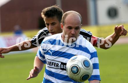 Fussball. Kaerntner Liga. VSV gegen Rapid Lienz A. Barrazutti Daniel (VSV), Eder Manuel (Rapid Lienz A). Villach, 24.10.2009.
Foto: Kuess
---
pressefotos, pressefotografie, kuess, qs, qspictures, sport, bild, bilder, bilddatenbank