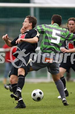 Fussball Kaerntner Liga. FC Welzenegg gegen SVG Bleiburg. Lucian Florin Orga (Welzenegg), Patrick Franz Schlatte (Bleiburg). Welzenegg, am 24.10.2009.
Foto: Kuess
---
pressefotos, pressefotografie, kuess, qs, qspictures, sport, bild, bilder, bilddatenbank