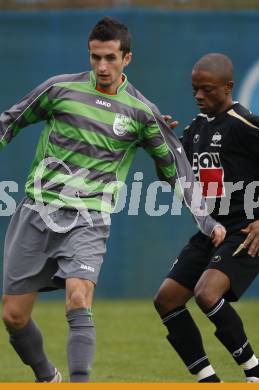 Fussball Kaerntner Liga. FC Welzenegg gegen SVG Bleiburg. Blendi Bilali (Welzenegg), Maxwell Siaw (Bleiburg). Welzenegg, am 24.10.2009.
Foto: Kuess
---
pressefotos, pressefotografie, kuess, qs, qspictures, sport, bild, bilder, bilddatenbank