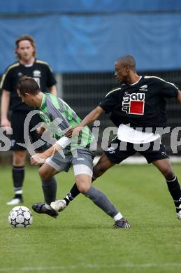 Fussball Kaerntner Liga. FC Welzenegg gegen SVG Bleiburg. Stefan Dollinger (Welzenegg), Maxwell Siaw (Bleiburg). Welzenegg, am 24.10.2009.
Foto: Kuess
---
pressefotos, pressefotografie, kuess, qs, qspictures, sport, bild, bilder, bilddatenbank