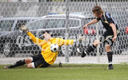 Fussball Kaerntner Liga. FC Welzenegg gegen SVG Bleiburg. Helmut Rom (Welzenegg), Thomas Hoeller (Bleiburg). Welzenegg, am 24.10.2009.
Foto: Kuess
---
pressefotos, pressefotografie, kuess, qs, qspictures, sport, bild, bilder, bilddatenbank