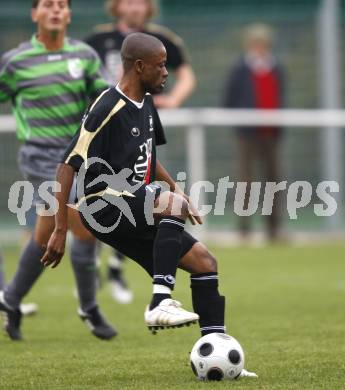 Fussball Kaerntner Liga. FC Welzenegg gegen SVG Bleiburg. Maxwell Siaw (Bleiburg). Welzenegg, am 24.10.2009.
Foto: Kuess
---
pressefotos, pressefotografie, kuess, qs, qspictures, sport, bild, bilder, bilddatenbank