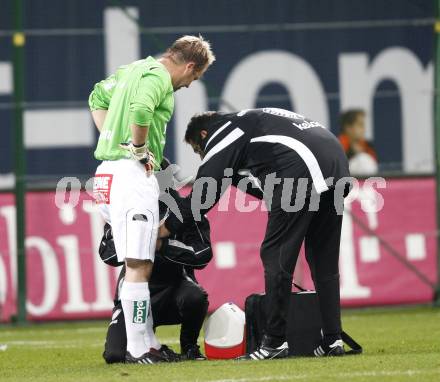 Fussball. Tipp3-Bundesliga. SK Austria Kelag Kaernten gegen SV Superfund Kapfenberg. Andreas Schranz verletzt (Austria Kaernten). Klagenfurt, 24.10.2009.
Foto: Kuess  

---
pressefotos, pressefotografie, kuess, qs, qspictures, sport, bild, bilder, bilddatenbank