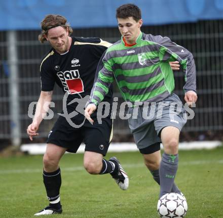 Fussball Kaerntner Liga. FC Welzenegg gegen SVG Bleiburg. Marco Huainigg (Welzenegg), Thomas Hoeller (Bleiburg). Welzenegg, am 24.10.2009.
Foto: Kuess
---
pressefotos, pressefotografie, kuess, qs, qspictures, sport, bild, bilder, bilddatenbank