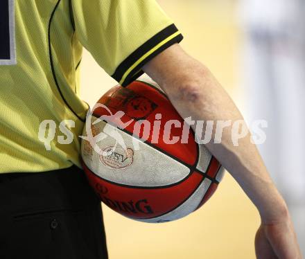 ABL. Basketball Bundesliga. Woerthersee Piraten gegen Fuerstenfeld Panthers. Feature. Schiedsrichter mit Ball. KLagenfurt, am 15.10.2009.
Foto: Kuess 
---
pressefotos, pressefotografie, kuess, qs, qspictures, sport, bild, bilder, bilddatenbank