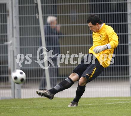 Fussball Kaerntner Liga. FC Welzenegg gegen SVG Bleiburg. Helmut Rom (Welzenegg). Welzenegg, am 24.10.2009.
Foto: Kuess
---
pressefotos, pressefotografie, kuess, qs, qspictures, sport, bild, bilder, bilddatenbank