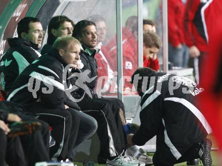 Fussball. Tipp3-Bundesliga. SK Austria Kelag Kaernten gegen SV Superfund Kapfenberg. Trainer Frenkie Schinkels wird verarztet. (Austria Kaernten). Klagenfurt, 24.10.2009.
Foto: Kuess  

---
pressefotos, pressefotografie, kuess, qs, qspictures, sport, bild, bilder, bilddatenbank