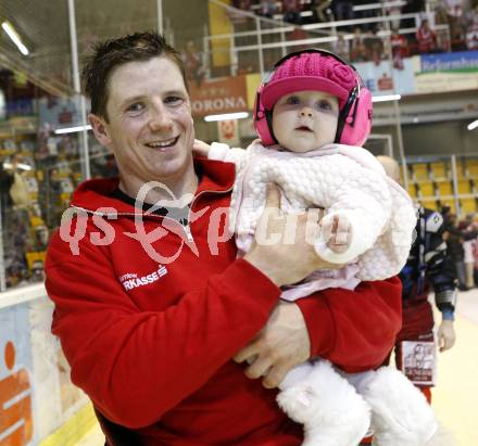 EBEL. Eishockey Bundesliga. KAC gegen Alba Volan SAPA Fehervar AV19.  Kirk Furey mit Tochter Brinn Leo (KAC). Klagenfurt, am 23.10.2009.
Foto: Kuess 

---
pressefotos, pressefotografie, kuess, qs, qspictures, sport, bild, bilder, bilddatenbank