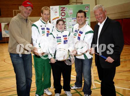 Badminton Bundesliga. ASKOE Kelag Kaernten gegen WBH Wien. Sportstadtrat Manfred Mertel, Michael Trojan, Belinda Heber, Coach Peter Kreulitsch (Kaernten), Landessportdirektor Reinhard Tellian. Klagenfurt, am 26.10.2009.
Foto: Kuess
---
pressefotos, pressefotografie, kuess, qs, qspictures, sport, bild, bilder, bilddatenbank